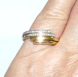 zweifarbiges Einzelstück, handgefertigter Brillantring, Antragsring, Verlobungsring aus massiv 750 Gold mit 22 Brillanten von zusammen 0,12 Karat Twsi im Pavé im Weißgold eingefaßt, Schienenenden laufen oben nebeneinander aus, Ringweite 55, poliert - Goldschmiede Danilo
