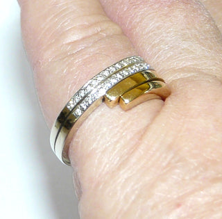 zweifarbiges Einzelstück, handgefertigter Brillantring, Antragsring, Verlobungsring aus massiv 750 Gold mit 22 Brillanten von zusammen 0,12 Karat Twsi im Pavé im Weißgold eingefaßt, Schienenenden laufen oben nebeneinander aus, Ringweite 55, poliert - Goldschmiede Danilo