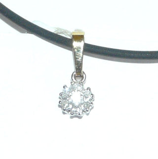 zweifarbiges Einzelstück, Diamantanhänger aus 585 Gold, weißgoldene Mini-Rosette mit einem Durchmesser von 5,8 mm, bestehend aus 7 funkelnd facettierten Achtkant-Diamanten von zusammen 0,05 Karat in Krappenfassungen gehalten, gelbgoldene Dreieckschlaufe - Goldschmiede Danilo