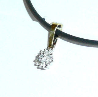 zweifarbiges Einzelstück, Diamantanhänger aus 585 Gold, weißgoldene Mini-Rosette mit einem Durchmesser von 5,8 mm, bestehend aus 7 funkelnd facettierten Achtkant-Diamanten von zusammen 0,05 Karat in Krappenfassungen gehalten, gelbgoldene Dreieckschlaufe - Goldschmiede Danilo