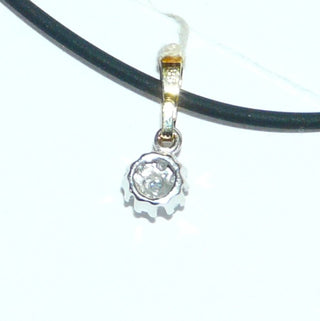 zweifarbiges Einzelstück, Diamantanhänger aus 585 Gold, weißgoldene Mini-Rosette mit einem Durchmesser von 5,8 mm, bestehend aus 7 funkelnd facettierten Achtkant-Diamanten von zusammen 0,05 Karat in Krappenfassungen gehalten, gelbgoldene Dreieckschlaufe - Goldschmiede Danilo