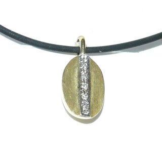 zweifarbiges Einzelstück, Diamantanhänger "Kaffeebohne" aus 585 Gold mit 5 Achtkant-Diamanten von zusammen 0,025 Karat im Pavé gefaßt, mattiert, feststehende Öse - Goldschmiede Danilo