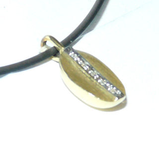 zweifarbiges Einzelstück, Diamantanhänger "Kaffeebohne" aus 585 Gold mit 5 Achtkant-Diamanten von zusammen 0,025 Karat im Pavé gefaßt, mattiert, feststehende Öse - Goldschmiede Danilo