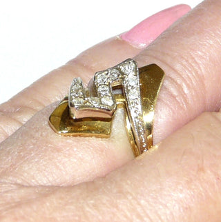 zweifarbiges Einzelstück, Diamantring, Antragsring, Verlobungsring aus 750 Gold mit 11 Diamanten von zusammen 0,22 Karat im Pavé eingefaßt, Ringoberteil mit geometrischen Formen, Ringweite 55,5, poliert - Goldschmiede Danilo