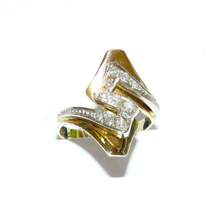 zweifarbiges Einzelstück, Diamantring, Antragsring, Verlobungsring aus 750 Gold mit 11 Diamanten von zusammen 0,22 Karat im Pavé eingefaßt, Ringoberteil mit geometrischen Formen, Ringweite 55,5, poliert - Goldschmiede Danilo