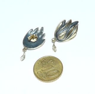 Einzelstücke, zweifarbige Ohrstecker "Flammen" aus 925 Silber geschwärzt + vergoldet, poliert, mit einem kleinen beweglichen Tropfen am Ende. -	Einzelstücke nur erhältlich bei www.danilogold-shop.de