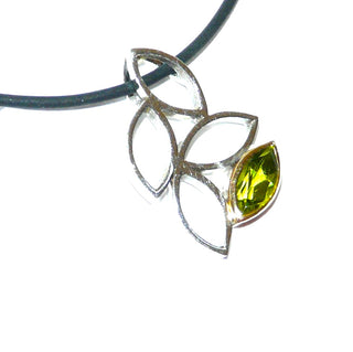 zweifarbiges Einzelstück, Unikat-Olivin-Anhänger aus 585 Weißgold, Handarbeit, ein funkelnd facettierter, olivgrüner Peridot-Navette gehalten in einer goldgelben Zargenfassung, 4 offene Blätter, eines durchbohrt zum Durchfädeln. Dazu paßt Ring - Goldschmiede-Danilo