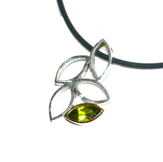 zweifarbiges Einzelstück, Unikat-Olivin-Anhänger aus 585 Weißgold, Handarbeit, ein funkelnd facettierter, olivgrüner Peridot-Navette gehalten in einer goldgelben Zargenfassung, 4 offene Blätter, eines durchbohrt zum Durchfädeln. Dazu paßt Ring - Goldschmiede-Danilo