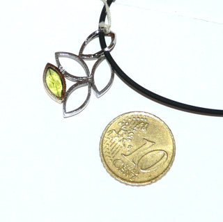 zweifarbiges Einzelstück, Unikat-Olivin-Anhänger aus 585 Weißgold, Handarbeit, ein funkelnd facettierter, olivgrüner Peridot-Navette gehalten in einer goldgelben Zargenfassung, 4 offene Blätter, eines durchbohrt zum Durchfädeln. Dazu paßt Ring - Goldschmiede-Danilo