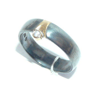 schlichtes Einzelstück, zweifarbiger Ring aus 925 Silber geschwärzt + 585 Gelbgold, ein Brillant von 0,02 Karat sicher gefaßt in einer Zargenfassung, halbrunder Querschnitt, poliert, Gold mattiert, Ringweite 60. -	Unikatschmuck nur erhältlich im Onlineshop von Juwelier & Goldschmiede Danilo! 