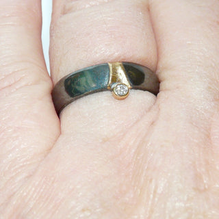 schlichtes Einzelstück, zweifarbiger Ring aus 925 Silber geschwärzt + 585 Gelbgold, ein Brillant von 0,02 Karat sicher gefaßt in einer Zargenfassung, halbrunder Querschnitt, poliert, Gold mattiert, Ringweite 60. -	Unikatschmuck nur erhältlich im Onlineshop von Juwelier & Goldschmiede Danilo! 