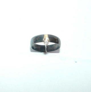 schlichtes Einzelstück, zweifarbiger Ring aus 925 Silber geschwärzt + 585 Gelbgold, ein Brillant von 0,02 Karat sicher gefaßt in einer Zargenfassung, halbrunder Querschnitt, poliert, Gold mattiert, Ringweite 60. -	Unikatschmuck nur erhältlich im Onlineshop von Juwelier & Goldschmiede Danilo! 