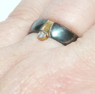 schlichtes Einzelstück, zweifarbiger Ring aus 925 Silber geschwärzt + 585 Gelbgold, ein Brillant von 0,02 Karat sicher gefaßt in einer Zargenfassung, halbrunder Querschnitt, poliert, Gold mattiert, Ringweite 60. -	Unikatschmuck nur erhältlich im Onlineshop von Juwelier & Goldschmiede Danilo! 