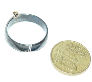 schlichtes Einzelstück, zweifarbiger Ring aus 925 Silber geschwärzt + 585 Gelbgold, ein Brillant von 0,02 Karat sicher gefaßt in einer Zargenfassung, halbrunder Querschnitt, poliert, Gold mattiert, Ringweite 60. -	Unikatschmuck nur erhältlich im Onlineshop von Juwelier & Goldschmiede Danilo! 