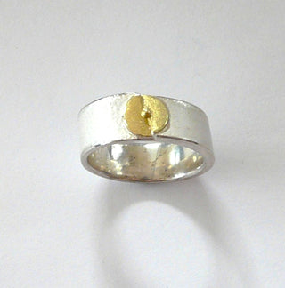 Einzelstück, zweifarbiger Ring aus 925 Silber weißgesiedet + einer Belötung aus einem Kreis aus 750 Gelbgold, mattiert mit anpolierten Kanten, ARS / Atelier Reister, Ringweite 58. Dazu paßt Ohr 0020 -	Nur erhältlich im Onlineshop von Juwelier & Goldschmiede Danilo!