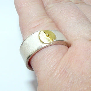 Einzelstück, zweifarbiger Ring aus 925 Silber weißgesiedet + einer Belötung aus einem Kreis aus 750 Gelbgold, mattiert mit anpolierten Kanten, ARS / Atelier Reister, Ringweite 58. Dazu paßt Ohr 0020 -	Nur erhältlich im Onlineshop von Juwelier & Goldschmiede Danilo!