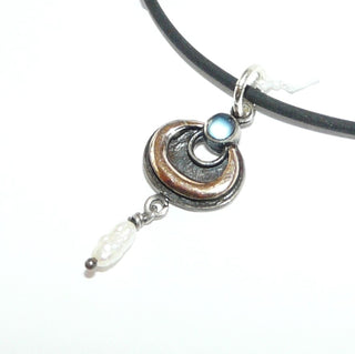 Einzelstück, zweifarbiger Unikat-Anhänger "Halbmond" aus 925 Silber geschwärzt + 585 Roségold, poliert mit einem kleinen blau schimmernden Mondstein + einer beweglich angebrachten Reiskorn-Süßwasser-Perle. (Lieferung erfolgt ohne Kette) -	Unikatschmuck nur erhältlich im Onlineshop von Juwelier & Goldschmiede Danilo! 