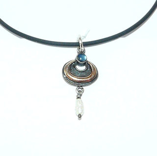 Einzelstück, zweifarbiger Unikat-Anhänger "Halbmond" aus 925 Silber geschwärzt + 585 Roségold, poliert mit einem kleinen blau schimmernden Mondstein + einer beweglich angebrachten Reiskorn-Süßwasser-Perle. (Lieferung erfolgt ohne Kette) -	Unikatschmuck nur erhältlich im Onlineshop von Juwelier & Goldschmiede Danilo! 