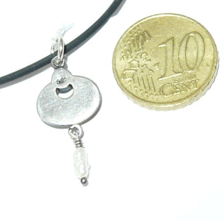 Einzelstück, zweifarbiger Unikat-Anhänger "Halbmond" aus 925 Silber geschwärzt + 585 Roségold, poliert mit einem kleinen blau schimmernden Mondstein + einer beweglich angebrachten Reiskorn-Süßwasser-Perle. (Lieferung erfolgt ohne Kette) -	Unikatschmuck nur erhältlich im Onlineshop von Juwelier & Goldschmiede Danilo! 