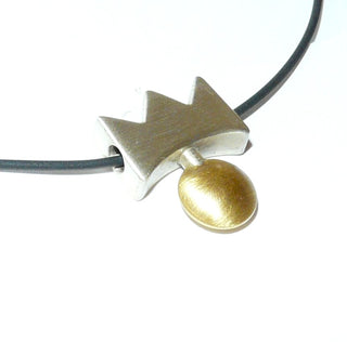 Handgearbeitetes Einzelstück, zweifarbiger Unikat-Anhänger "Krone" aus 925 Silber + 750 Gelbgold-Linse, seidenmatt, von Hand montiert. Bohrung für das Durchfädeln der Kette. Dazu Paßt Ri 0493. (Lieferung erfolgt ohne Kette) -	Handgefertigtes Unikat! Nur im Danilo Gold Online Shop!