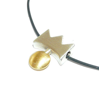 Handgearbeitetes Einzelstück, zweifarbiger Unikat-Anhänger "Krone" aus 925 Silber + 750 Gelbgold-Linse, seidenmatt, von Hand montiert. Bohrung für das Durchfädeln der Kette. Dazu Paßt Ri 0493. (Lieferung erfolgt ohne Kette) -	Handgefertigtes Unikat! Nur im Danilo Gold Online Shop!