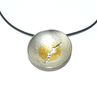 handgefertigtes Einzelstück, zweifarbiger Unikat-Anhänger "Gerissen" aus 925 Silber + 999 Feingold in Keum-Boo-Technik gearbeitet, mattierte, aufgetiefte Schale. Dazu paßt Ring Ri 0492 + Ohrschmuck Ohr 0123 (Lieferung erfolgt ohne Kette)-	Handgefertigtes Unikat! Nur im Danilo Gold Online Shop!