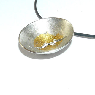 handgefertigtes Einzelstück, zweifarbiger Unikat-Anhänger "Gerissen" aus 925 Silber + 999 Feingold in Keum-Boo-Technik gearbeitet, mattierte, aufgetiefte Schale. Dazu paßt Ring Ri 0492 + Ohrschmuck Ohr 0123 (Lieferung erfolgt ohne Kette)-	Handgefertigtes Unikat! Nur im Danilo Gold Online Shop!