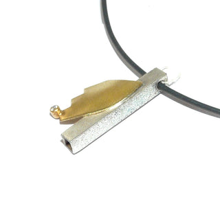 Handgearbeitetes Einzelstück, zweifarbiger Unikat-Anhänger "Stab + Segel" aus 925 Silber + 750 Gelbgold, mattiert mit einem Brillant von 0,03 Karat. (Lieferung erfolgt ohne Kette) -	Handarbeiten online bestellen bei Juwelier & Goldschmiede Danilo!