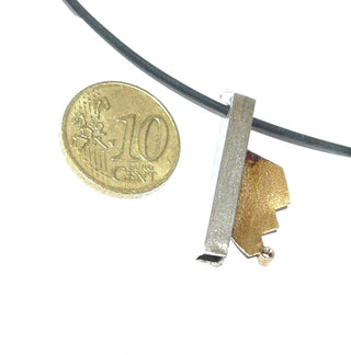 Handgearbeitetes Einzelstück, zweifarbiger Unikat-Anhänger "Stab + Segel" aus 925 Silber + 750 Gelbgold, mattiert mit einem Brillant von 0,03 Karat. (Lieferung erfolgt ohne Kette) -	Handarbeiten online bestellen bei Juwelier & Goldschmiede Danilo!