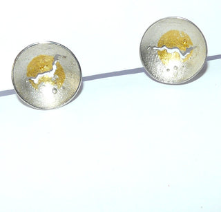 zweifarbige Einzelstücke, handgefertigte Unikat-Ohrstecker, Clipstecker "Gerissen", Schale aus 925 Silber mit einer Applikation aus 999 Feingold, Keum-Boo-Technik, matt - Goldschmiede Danilo