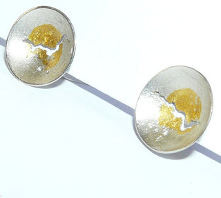 zweifarbige Einzelstücke, handgefertigte Unikat-Ohrstecker, Clipstecker "Gerissen", Schale aus 925 Silber mit einer Applikation aus 999 Feingold, Keum-Boo-Technik, matt - Goldschmiede Danilo