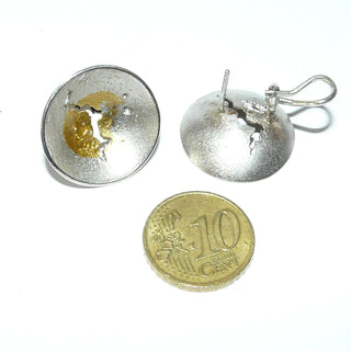 zweifarbige Einzelstücke, handgefertigte Unikat-Ohrstecker, Clipstecker "Gerissen", Schale aus 925 Silber mit einer Applikation aus 999 Feingold, Keum-Boo-Technik, matt - Goldschmiede Danilo