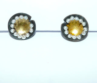 Handgearbeitete Einzelstück, zweifarbige Unikat-Ohrstecker / Clipstecker "Perlen-Schale" aus geschwärztem 925 Silber + 999 Feingold in Keum-Boo-Technik gearbeitet, matt + poliert. Eine Reihe mit Mini-Süßwasser-Perlen die beweglich auf Stiften in 750 Gold befestigt sind. Besonders guter und sicherer Sitz durch die zusätzliche Clipmechanik. Dazu paßt Ring Ri 0138 + Anhänger An 0022.-	Handgefertigtes Unikat! Nur im Onlineshop von Juwelier & Goldschmiede Danilo!