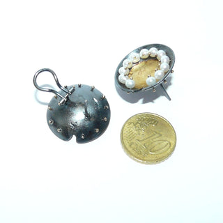 Handgearbeitete Einzelstück, zweifarbige Unikat-Ohrstecker / Clipstecker "Perlen-Schale" aus geschwärztem 925 Silber + 999 Feingold in Keum-Boo-Technik gearbeitet, matt + poliert. Eine Reihe mit Mini-Süßwasser-Perlen die beweglich auf Stiften in 750 Gold befestigt sind. Besonders guter und sicherer Sitz durch die zusätzliche Clipmechanik. Dazu paßt Ring Ri 0138 + Anhänger An 0022.-	Handgefertigtes Unikat! Nur im Onlineshop von Juwelier & Goldschmiede Danilo!