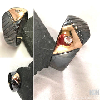 Einzelstück, zweifarbiger Unikat-Ring, Herrenring aus 925 Silber geschwärzt + 585 Gelbgold als Dreieck-Belötung, ein funkelnd facettierter Zirkonia vertieft eingefaßt, Ringschiene poliert mit Rillen-Muster, Ringweite 62,5 -	Unikatschmuck nur erhältlich im Onlineshop von Juwelier & Goldschmiede Danilo! 