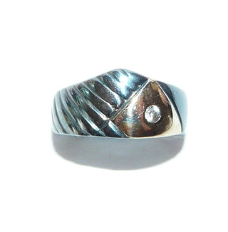 Einzelstück, zweifarbiger Unikat-Ring, Herrenring aus 925 Silber geschwärzt + 585 Gelbgold als Dreieck-Belötung, ein funkelnd facettierter Zirkonia vertieft eingefaßt, Ringschiene poliert mit Rillen-Muster, Ringweite 62,5 -	Unikatschmuck nur erhältlich im Onlineshop von Juwelier & Goldschmiede Danilo! 