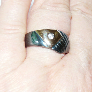 Einzelstück, zweifarbiger Unikat-Ring, Herrenring aus 925 Silber geschwärzt + 585 Gelbgold als Dreieck-Belötung, ein funkelnd facettierter Zirkonia vertieft eingefaßt, Ringschiene poliert mit Rillen-Muster, Ringweite 62,5 -	Unikatschmuck nur erhältlich im Onlineshop von Juwelier & Goldschmiede Danilo! 