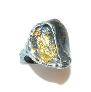 handgefertigtes Einzelstück, zweifarbiger Unikat-Ring, auch als Herrenring geeignet, aus 925 Silber geschwärzt + 999 Feingold in Keum-Boo-Technik gearbeitet, mit geschweißter, asymmetrischer Oberflächenstruktur, Ringweite 55 -	Handgefertigtes Unikat! Nur im Onlineshop von Juwelier & Goldschmiede Danilo!