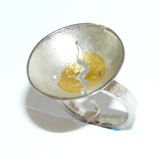 handgefertigtes Einzelstück, zweifarbiger Unikat-Ring "Gerissen". Aufgetiefte Schale aus 925 Silber + 999 Feingold in Keum-Boo-Technik gearbeitet, mattiert, Ringweite 5. Dazu paßt Anhänger An 0238 + Ohrschmuck Ohr 0123. -	Handgefertigtes Unikat! Nur im Onlineshop von Juwelier & Goldschmiede Danilo!