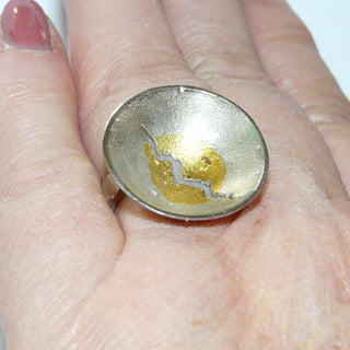 handgefertigtes Einzelstück, zweifarbiger Unikat-Ring "Gerissen". Aufgetiefte Schale aus 925 Silber + 999 Feingold in Keum-Boo-Technik gearbeitet, mattiert, Ringweite 5. Dazu paßt Anhänger An 0238 + Ohrschmuck Ohr 0123. -	Handgefertigtes Unikat! Nur im Onlineshop von Juwelier & Goldschmiede Danilo!