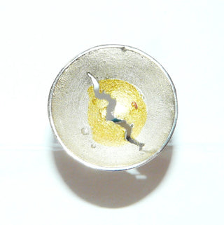 handgefertigtes Einzelstück, zweifarbiger Unikat-Ring "Gerissen". Aufgetiefte Schale aus 925 Silber + 999 Feingold in Keum-Boo-Technik gearbeitet, mattiert, Ringweite 5. Dazu paßt Anhänger An 0238 + Ohrschmuck Ohr 0123. -	Handgefertigtes Unikat! Nur im Onlineshop von Juwelier & Goldschmiede Danilo!