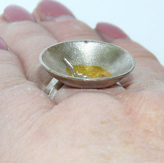 handgefertigtes Einzelstück, zweifarbiger Unikat-Ring "Gerissen". Aufgetiefte Schale aus 925 Silber + 999 Feingold in Keum-Boo-Technik gearbeitet, mattiert, Ringweite 5. Dazu paßt Anhänger An 0238 + Ohrschmuck Ohr 0123. -	Handgefertigtes Unikat! Nur im Onlineshop von Juwelier & Goldschmiede Danilo!