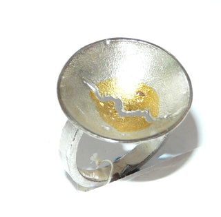 handgefertigtes Einzelstück, zweifarbiger Unikat-Ring "Gerissen". Aufgetiefte Schale aus 925 Silber + 999 Feingold in Keum-Boo-Technik gearbeitet, mattiert, Ringweite 5. Dazu paßt Anhänger An 0238 + Ohrschmuck Ohr 0123. -	Handgefertigtes Unikat! Nur im Onlineshop von Juwelier & Goldschmiede Danilo!