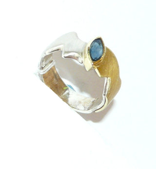 handgefertigtes Einzelstück, bicolor Unikat-Saphir-Ring "Zick-Zack" aus 925 Silber mit einer flächigen Belötung aus 750 Gelbgold, mit einem navette-förmigen, funkelnd facettierten blauen Saphir von 0,41 Karat, seidenmatt, Ringweite 49 -	Handgefertigter Schmuck nur erhältlich bei www.danilogold-shop.de 