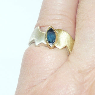 handgefertigtes Einzelstück, bicolor Unikat-Saphir-Ring "Zick-Zack" aus 925 Silber mit einer flächigen Belötung aus 750 Gelbgold, mit einem navette-förmigen, funkelnd facettierten blauen Saphir von 0,41 Karat, seidenmatt, Ringweite 49 -	Handgefertigter Schmuck nur erhältlich bei www.danilogold-shop.de 