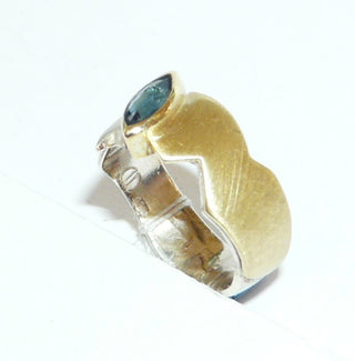 handgefertigtes Einzelstück, bicolor Unikat-Saphir-Ring "Zick-Zack" aus 925 Silber mit einer flächigen Belötung aus 750 Gelbgold, mit einem navette-förmigen, funkelnd facettierten blauen Saphir von 0,41 Karat, seidenmatt, Ringweite 49 -	Handgefertigter Schmuck nur erhältlich bei www.danilogold-shop.de 