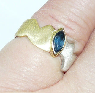 handgefertigtes Einzelstück, bicolor Unikat-Saphir-Ring "Zick-Zack" aus 925 Silber mit einer flächigen Belötung aus 750 Gelbgold, mit einem navette-förmigen, funkelnd facettierten blauen Saphir von 0,41 Karat, seidenmatt, Ringweite 49 -	Handgefertigter Schmuck nur erhältlich bei www.danilogold-shop.de 
