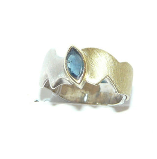 handgefertigtes Einzelstück, bicolor Unikat-Saphir-Ring "Zick-Zack" aus 925 Silber mit einer flächigen Belötung aus 750 Gelbgold, mit einem navette-förmigen, funkelnd facettierten blauen Saphir von 0,41 Karat, seidenmatt, Ringweite 49 -	Handgefertigter Schmuck nur erhältlich bei www.danilogold-shop.de 